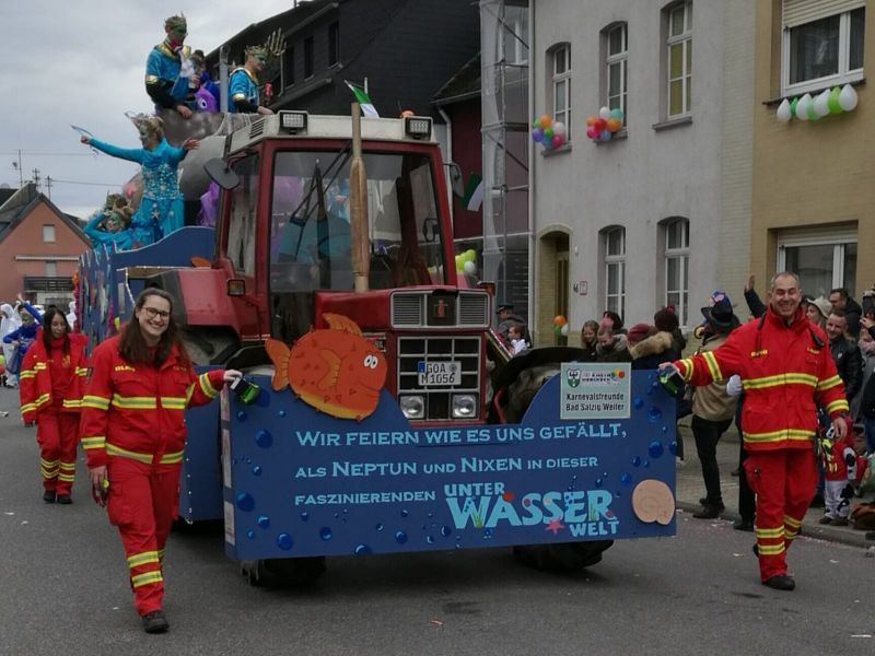 Begleitung des Motivwagens der Karnevalsfreunde Bad Salzig-Weiler (Quelle: DLRG Bad Salzig/Mahlberg)