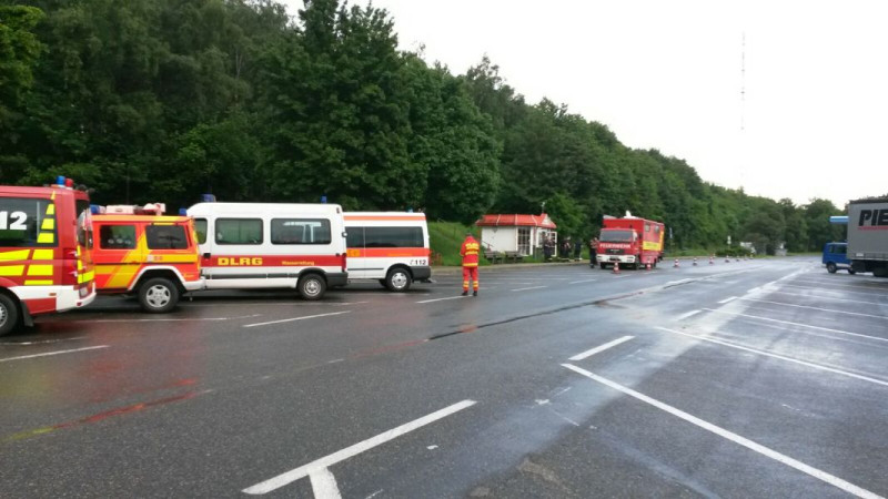 Einsatzfahrzeuge von DLRG und Feuerwehr. Im Hintergrund der Einsatzleitwagen 2 des Landkreises Rhein-Hunsrück
(Quelle: DLRG/Andreas Carbach)